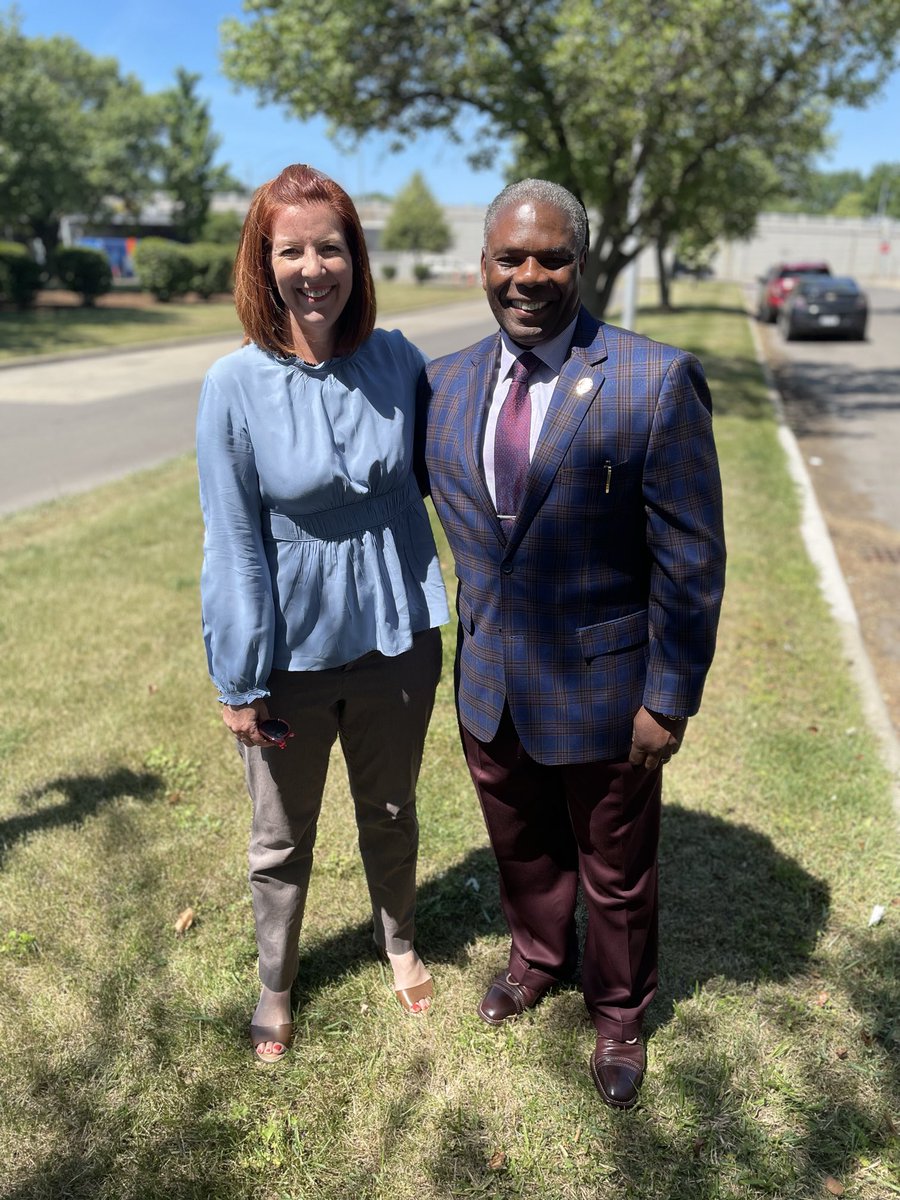 RoyMcCalisterJr's tweet photo. Tune into ⁦@FOX2News⁩ at 6:30 to see myself and ⁦@melpiana⁩ talk with ⁦@charlielangton⁩ about 8mile-Woodward improvement Project and the partnership between both our communities that made it happen https://t.co/QwUmmFLL3s