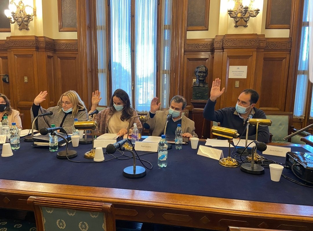 niffouri's tweet photo. Votando ley de promoción del empleo para jóvenes , mayores de 45 años y personas con discapacidad . El FA no voto pero participa de un paro por empleo !!! https://t.co/pxWqwZ1MzN