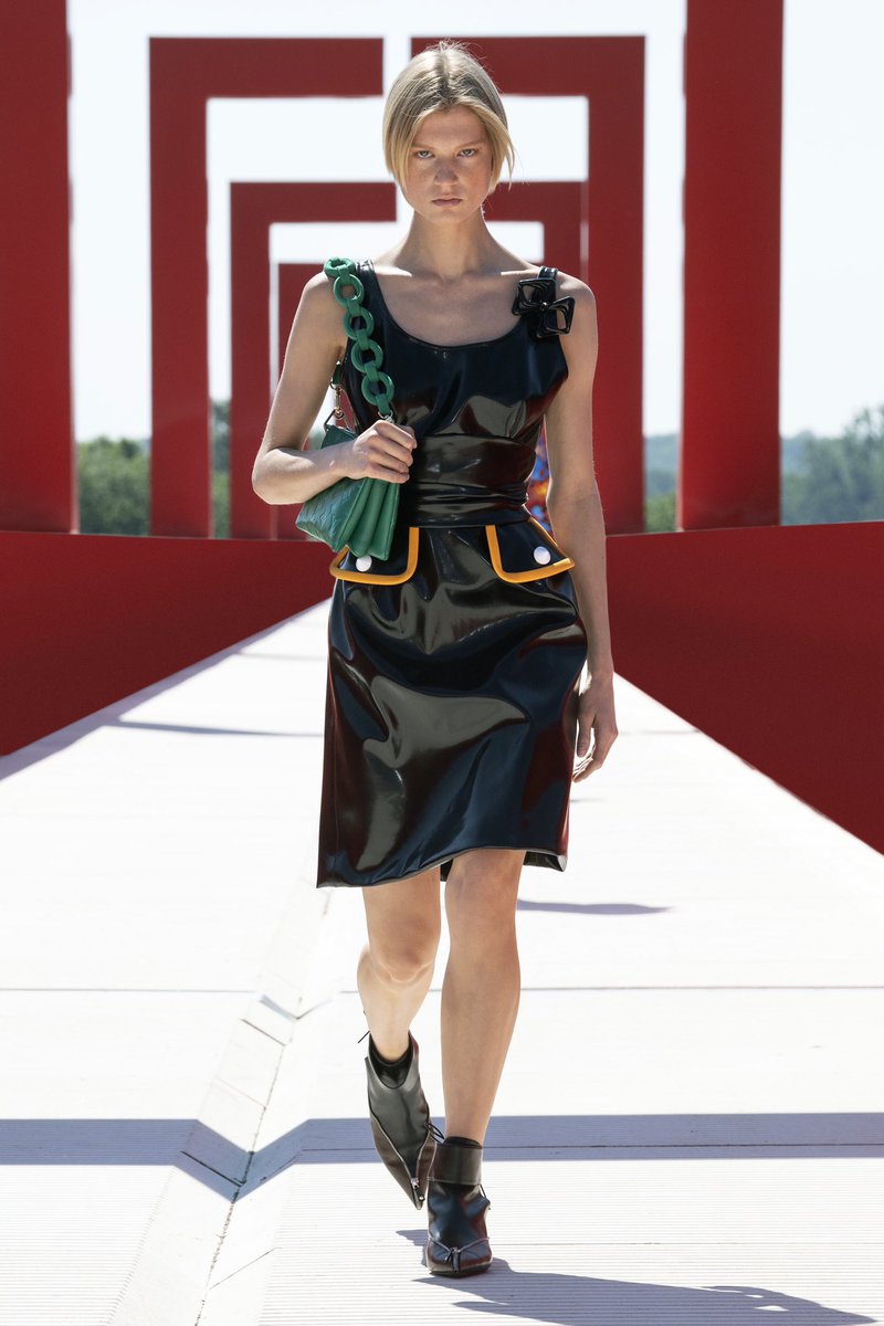 GrupoMassAr's tweet photo. Te presentamos la colección Women’s Cruise 2022 de @LouisVuitton que dio a conocer en Cergy-Pontoise, a una hora de París. #LVCruise #MassModa https://t.co/Khj4zMtms2