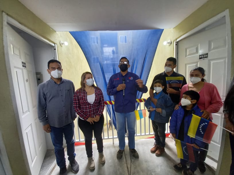 Minhvi_Oficial's tweet photo. #AHORA || Min. @IMVillarroel1: De manera indetenible nos encontramos en otro maravilloso #JuevesDeVivienda, materializando el sueño de más #ViviendasDignas para el #BuenVivir. https://t.co/pcJRMiWiC1