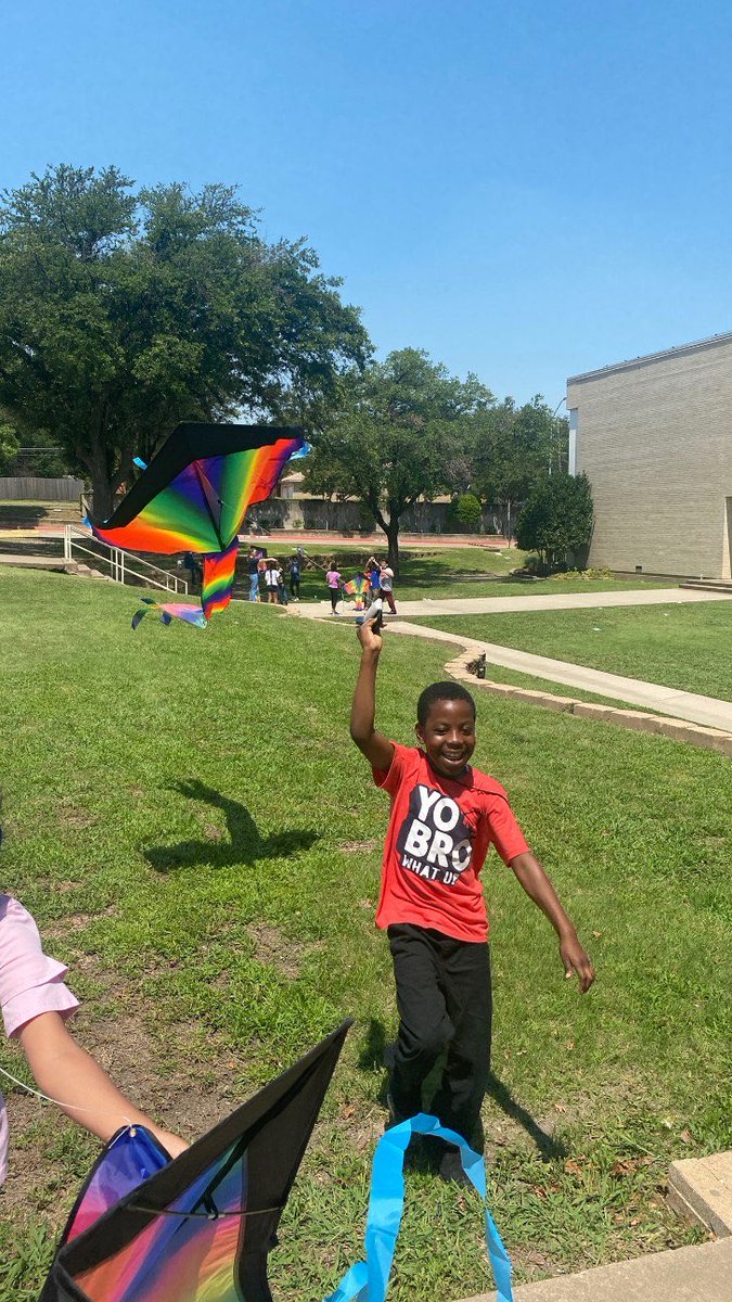 RISD SOARing into the weekend! Students had fun learning and flying kites today! ⁦<a href="/ddbeutel/">Denise Duncan Beutel</a>⁩ ⁦<a href="/IamBranum/">Tabitha Branum</a>⁩