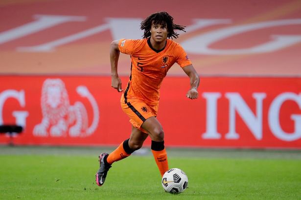 Zeer straf wat <a href="/GullitR/">Ruud Gullit</a> op deze leeftijd nog presteert. Zonder snor ook een veel jongere look #EURO2020