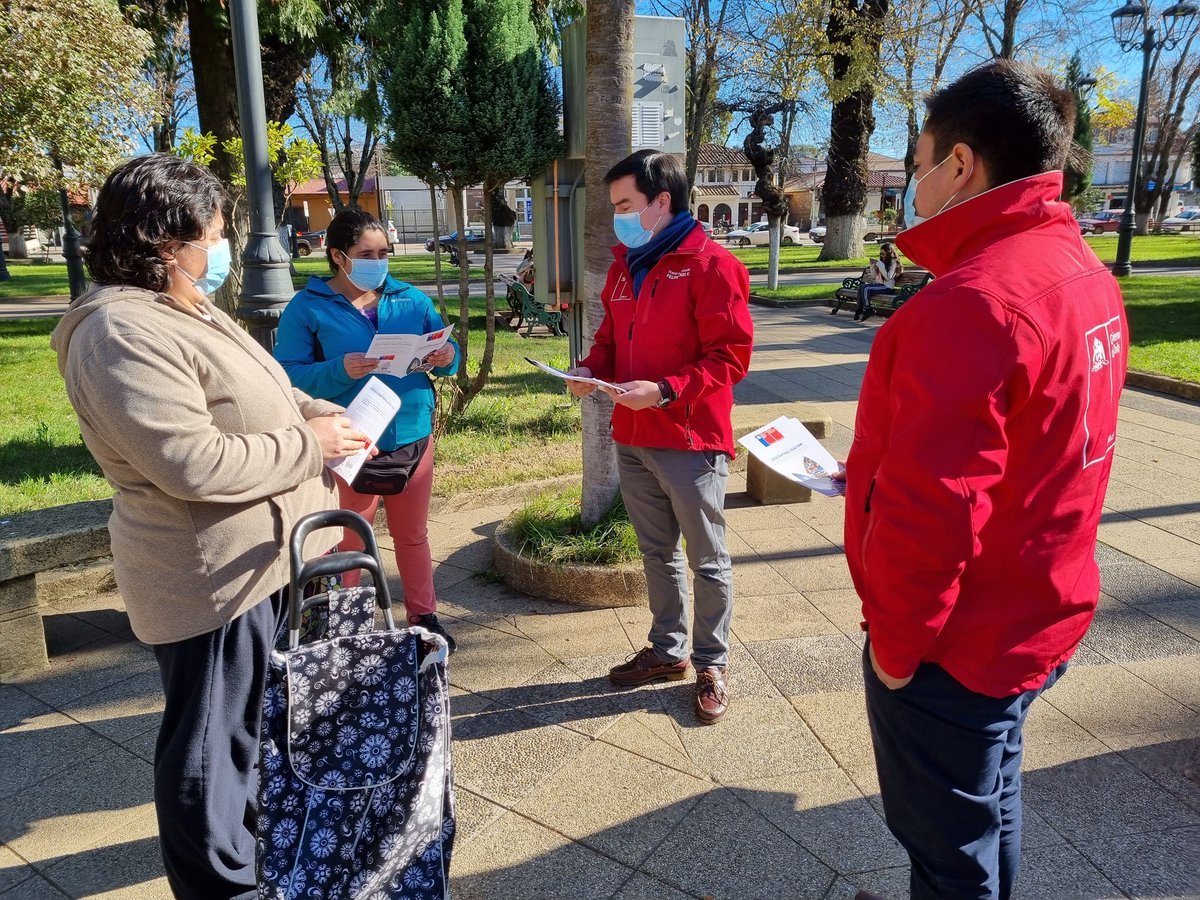 Educbiobio's tweet photo. Seremi, Felipe Vogel, junto al personal de la @DeprovBiobio y su director @SergioManzanoC1 informan a la comunidad de Yumbel sobre el nuevo proceso de postulación del #IFEUniversal y el #BonoPyme https://t.co/8FknTZTMIv