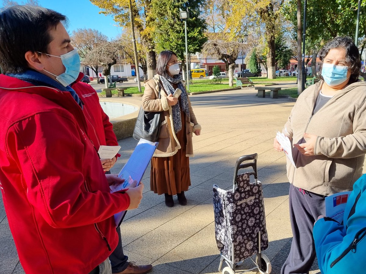 Seremi, Felipe Vogel, junto al personal de la <a href="/DeprovBiobio/">Deproe Biobío</a> y su director @SergioManzanoC1 informan a la comunidad de Yumbel sobre el nuevo proceso de postulación del #IFEUniversal y el #BonoPyme