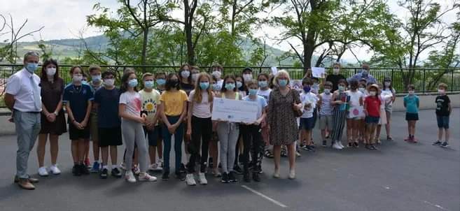 APELpuydedome's tweet photo. 💌Les élèves qui suivent le parcours de catéchisme à l'établissement St Joseph @PontDuChateau ont remis leur prix du concours de crèches #APEL63 et doublé par l'Apel de l'établissement, au profit de @caritasfrance.
https://t.co/ckMfjG68qM
@Apelnationale @lamontagne_fr @EnsCatho https://t.co/TvDFSiOLlf