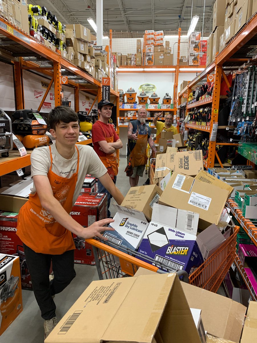 JuanitaSebesty1's tweet photo. Freight Team power packdown in D25 at Store 0953-  Cardboard challenge accepted! #NJMDOTW https://t.co/WBtSfsXLb1