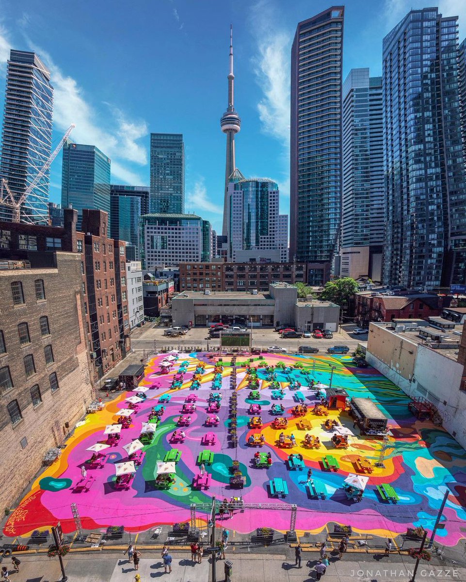We are ECSTATIC to reveal this EPIC patio experience in collaboration with Rendezviews TO, as well as artists Bruno Smoky and Shalak Attack who completely transformed the space into an oasis!
⁠
This patio is located on 229 Richmond St W in Toronto!
⁠
Photos by: Jonathan Gazze⁠