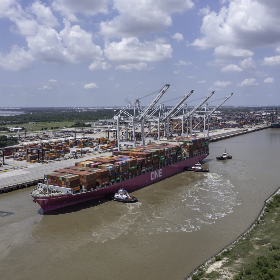 Port_Houston's tweet photo. #Recordbreaking moves! On Sunday, M/V #ONEModern called #BarboursCut Terminal on its maiden voyage with #THEAlliance and #Evergreen’s new EC6 service. The vessel completed a record-breaking 5,523 moves for BCT. Special thanks to all the hardworking people that make this possible. https://t.co/ixA1XEoJtA