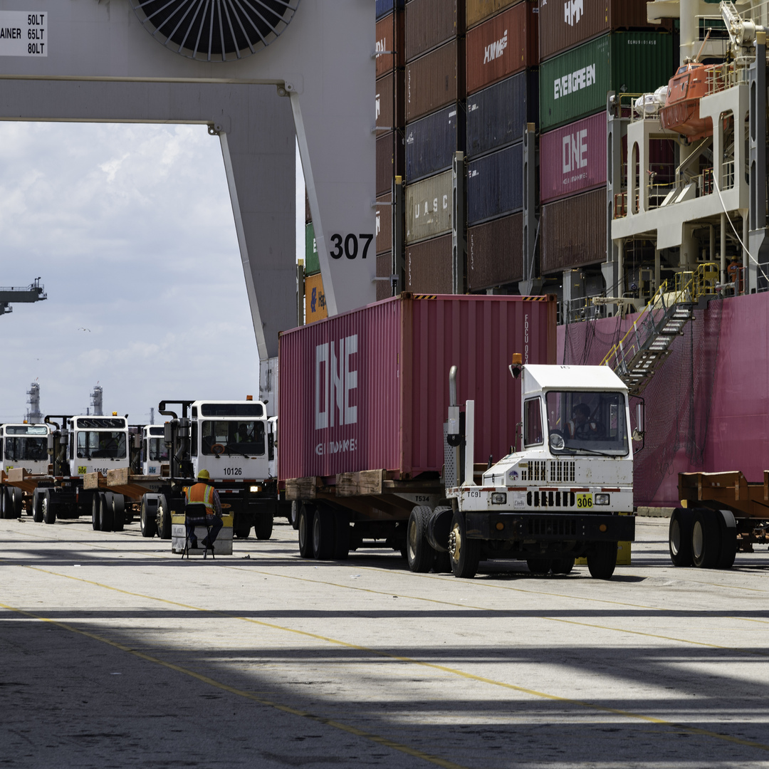 Port_Houston's tweet photo. #Recordbreaking moves! On Sunday, M/V #ONEModern called #BarboursCut Terminal on its maiden voyage with #THEAlliance and #Evergreen’s new EC6 service. The vessel completed a record-breaking 5,523 moves for BCT. Special thanks to all the hardworking people that make this possible. https://t.co/ixA1XEoJtA