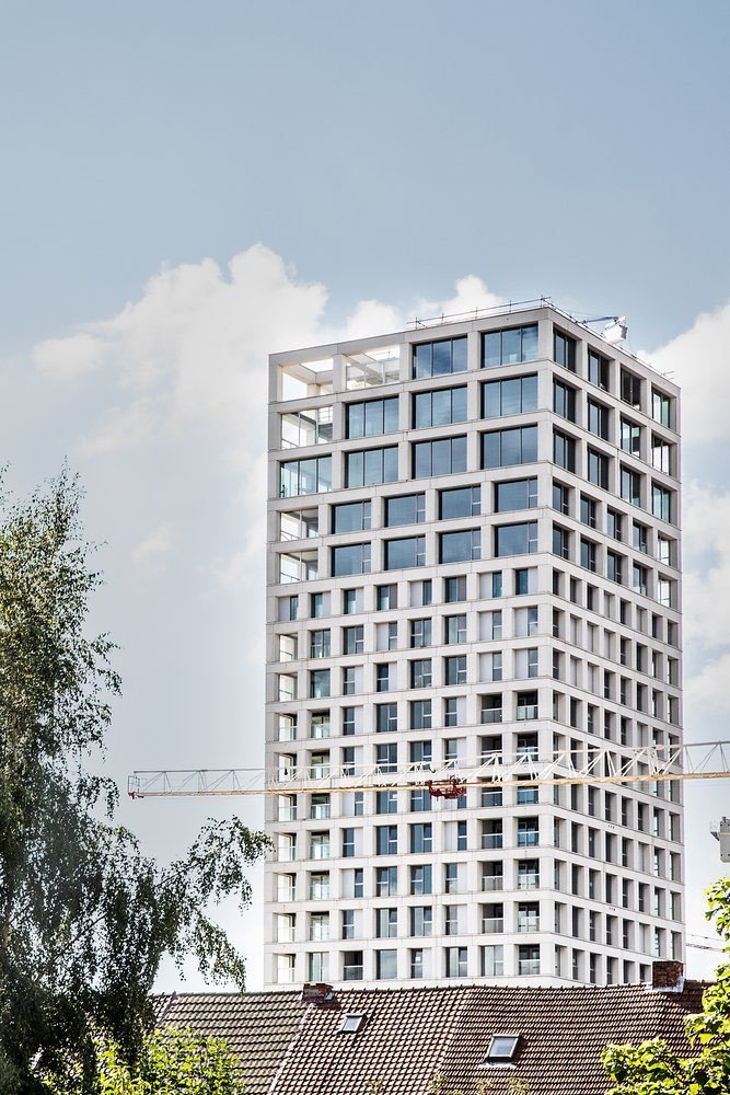TownscaperDscrd's tweet photo. Amazing reconstruction build by @firewhale!

"Inspired by Turnova Tower in Belgium (pictured). The outer white “cage” never comes into contact with either the brown or gray towers, which do intersect." - Firewhale

Turnova Tower image curtesy of @ArchDaily 
#townscaper https://t.co/Edcq5CoKxI