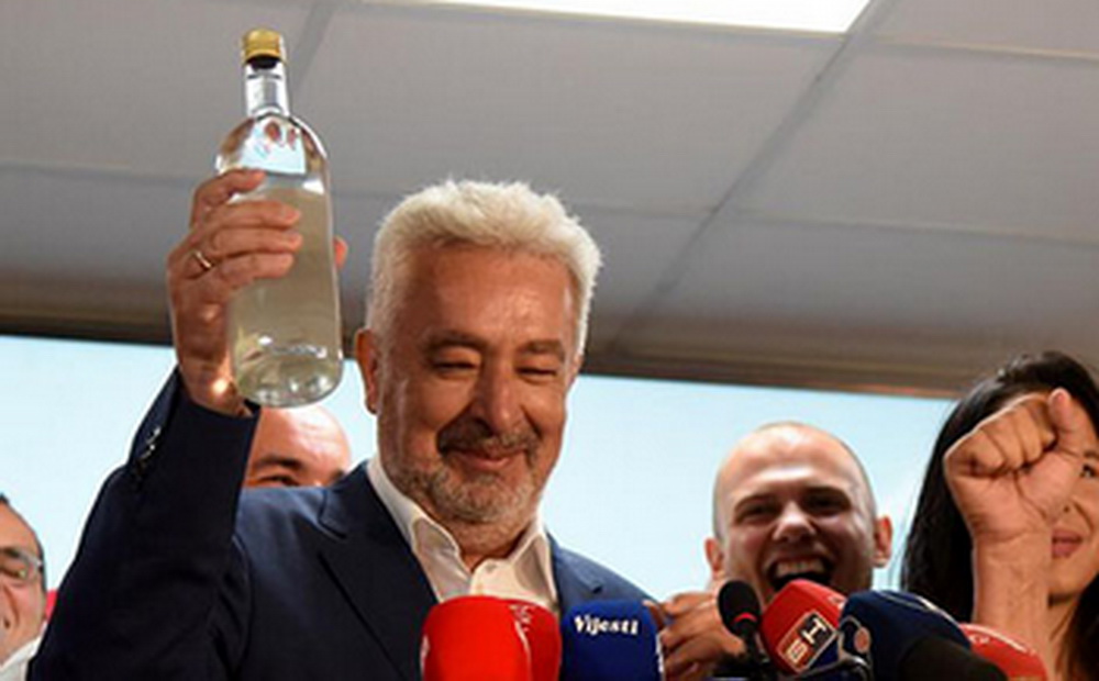 U skupštini Crne Gore večeras je izglasana Rezolucija o genocidu u Srebrenici

Zasedanje je počelo sa 4 sata zakašnjenja.

Rezolicija je usvojena sa 55 glasova za, protiv je bilo 19 poslanika, a uzdržanih 7.

novinenovosadske.rs/index.php/2021…