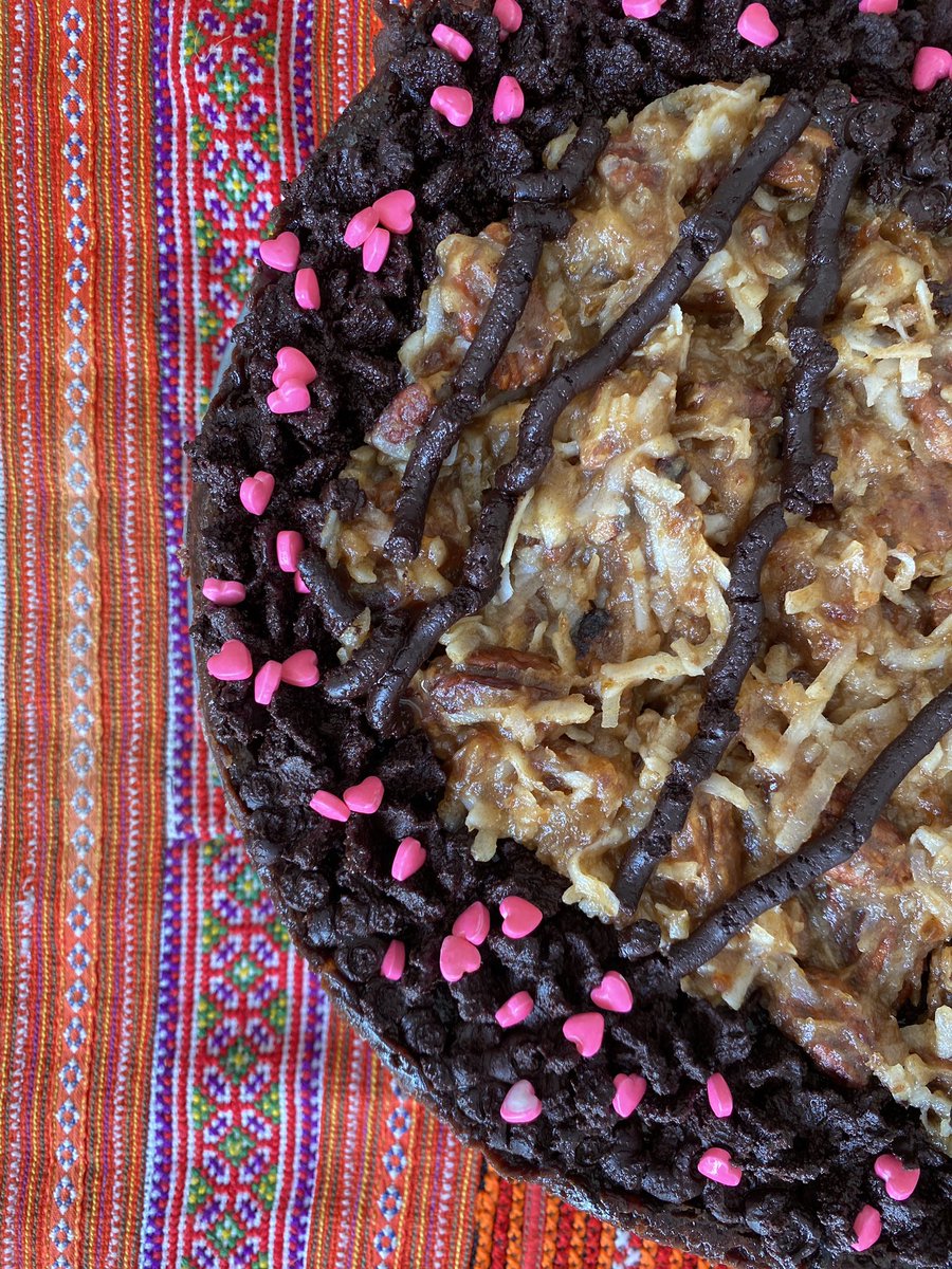 LeafStoneVegan's tweet photo. 🌴🍫  German Chocolate Cheesecake (~20mg THC // per slice)
🔋 Charged w/ Pink Quartz &amp; Amethyst 
⚡️ Heart Chakra: Boosting unconditional love, gentleness and calm
🌱 Always 100% Vegan

IG: @_LeafStoneVegan
Twitter: @LeafStoneVegan 
Chef: @elliottfraser https://t.co/zr2ME2TKiW