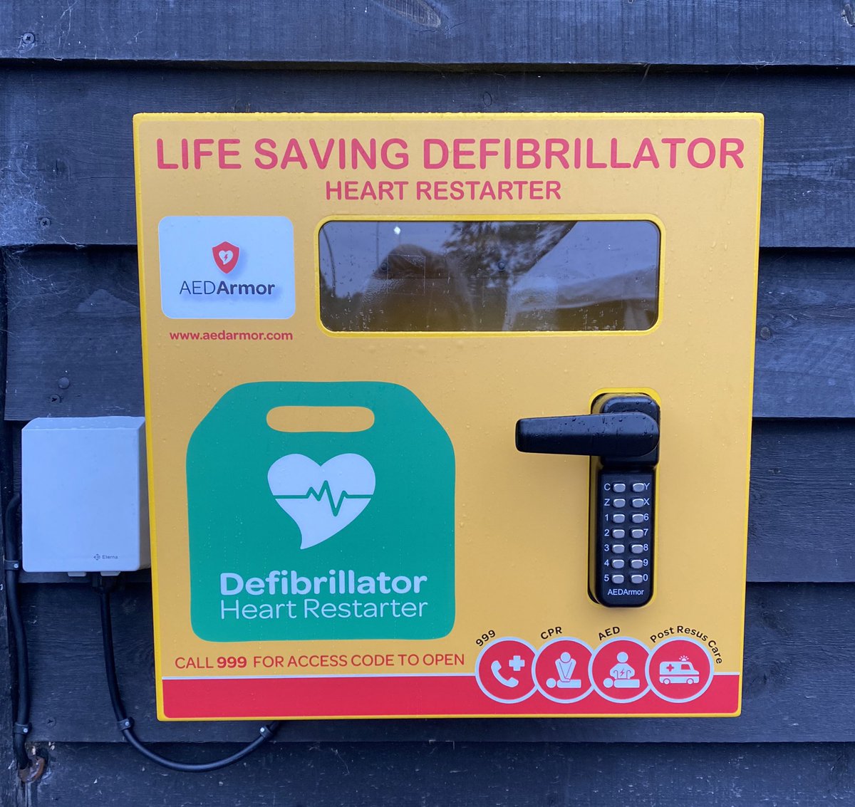 ocranleighanhc's tweet photo. There are moments in life that make you sit up and reflect. Last Saturday as the events during @EURO2020 played out was one of those. Today the defibrillator was installed thanks to the support of @JVBSolutions . A joint effort between us and @OldCranRFC but for the use of all.❤️ https://t.co/sCRimFjFXN