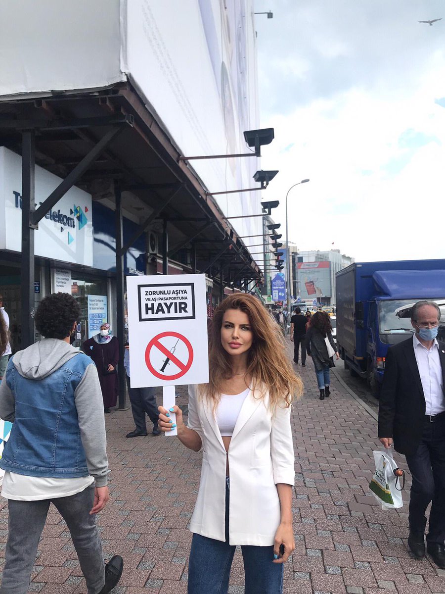 muratoezkan88's tweet photo. İstanbul-Kadıköy 

“Zorunlu aşıya ve Pasaportuna Hayır”

Duyarlı insanlar küreselci güçlerin şeytani planlarını bozmak, insanları uyandırmak ve uyarmak adına verilen mücadelede Cesur insanlara selam olsun… Bu hareketinden dolayı kardeşimi Tebrik ederim☘️ https://t.co/1kA2XotANm