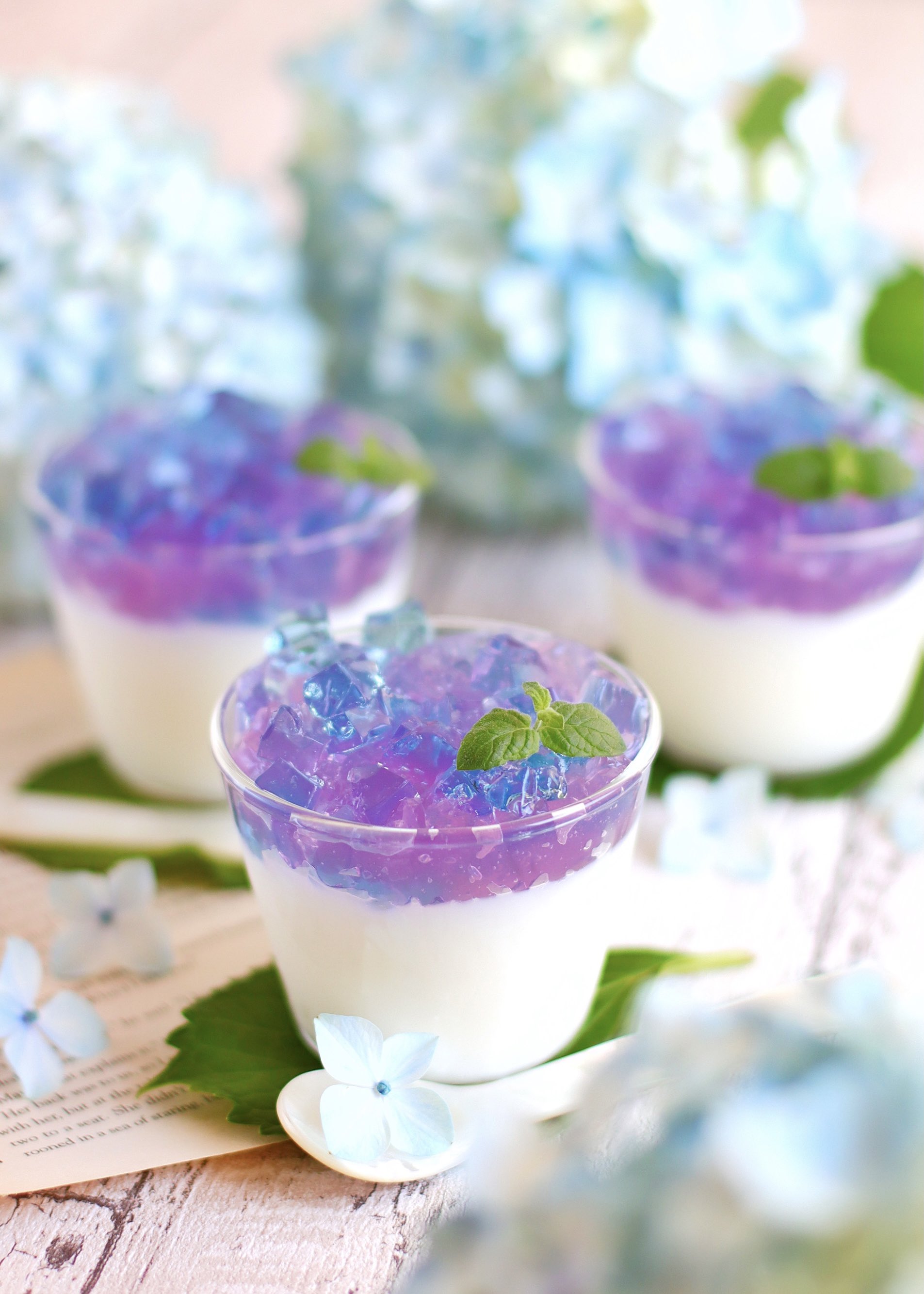 藤原ひとみ 紫陽花ゼリー バタフライピーのゼリーと カルピスのブランマンジェで紫陽花ゼリー 梅雨のジメジメは苦手だけど 紫陽花の美しさに心彩り癒される日々 𓈒𓏸 お菓子作り コッタ T Co Hvtu4hg8xu Twitter