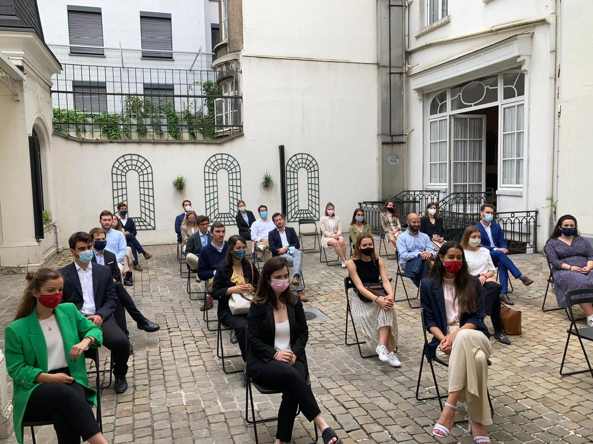 EmbEspBelgica's tweet photo. Hoy hemos recibido la visita a la residencia oficial del grupo de estudiantes españoles del Colegio de Europa en Brujas. Ha sido un verdadero orgullo compartir este encuentro. Sin duda les espera un brillante futuro. @collegeofeurope https://t.co/eDj9HDeW29