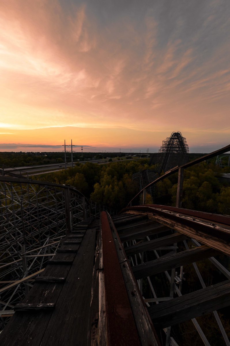 DrifterShoots's tweet photo. Sunset in an abandoned theme park https://t.co/3f8ShKJxyj