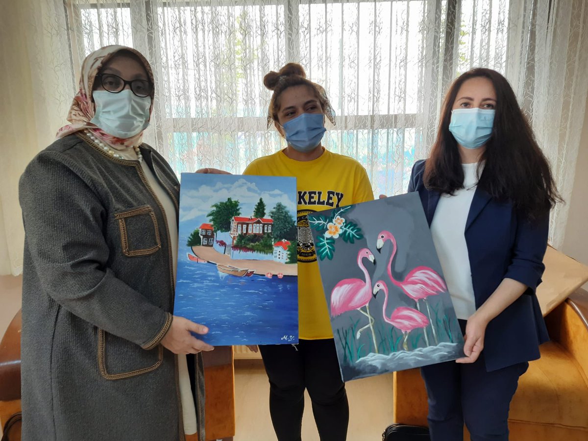 bilecikvaliligi's tweet photo. Vali @SenturkBilal'in eşi Münevver Şentürk ve @bozuyukkaymakam'ı Hasan Yaman'ın eşi Özlem Yaman, Aile ve Sosyal Hizmetler Müdürlüğü bünyesinde Bozüyük Çocuk evinde kalan çocuklarla biraraya geldi. 
Ayrıca Bozüyük'te yalnız yaşayan Ayşe Özen'i evinde ziyaret etti. https://t.co/vZHpbAN1Ak