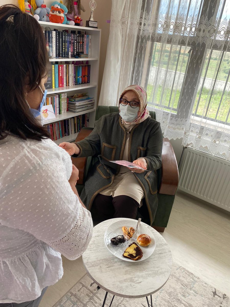 bilecikvaliligi's tweet photo. Vali @SenturkBilal'in eşi Münevver Şentürk ve @bozuyukkaymakam'ı Hasan Yaman'ın eşi Özlem Yaman, Aile ve Sosyal Hizmetler Müdürlüğü bünyesinde Bozüyük Çocuk evinde kalan çocuklarla biraraya geldi. 
Ayrıca Bozüyük'te yalnız yaşayan Ayşe Özen'i evinde ziyaret etti. https://t.co/vZHpbAN1Ak