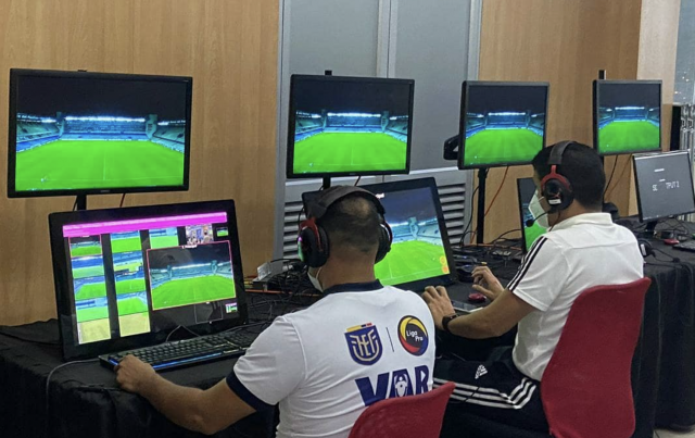 futbolecuador's tweet photo. "Es un sistema que permite #FIFA y que ya se ha implementado en algunos países" (ENTREVISTA). Desde #LigaPro se declaran empecinados en implementar el #VARLight para la segunda etapa https://t.co/KPBLioHIqT https://t.co/VcSH29NDo2