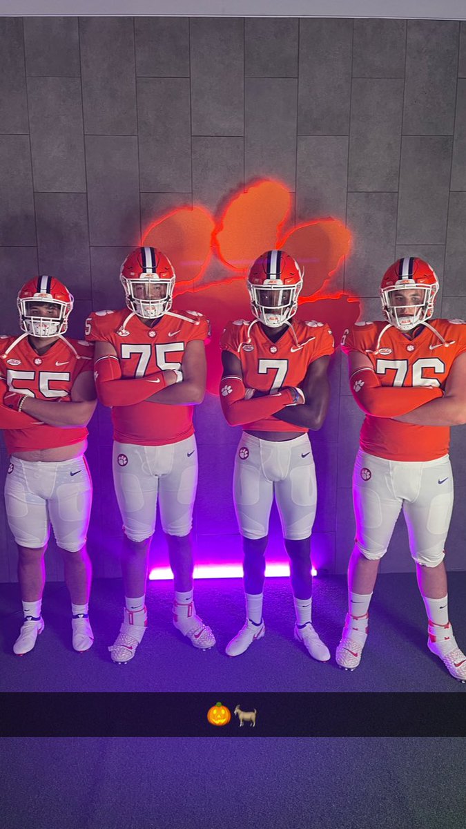ThankfulCoach's tweet photo. Huge THANK YOU to @ClemsonFB and Ty Clements for showing us around today. #AllIn @easter_shamar @CarstonPoole @XzavierBrown23 @formby_jacob @adrian_fondren @JakeNorwood13F @Lmacc21 @superpoole1 @AshdownSchools Great experience. #GodWins @EAChappy https://t.co/AfcHJb9ieX