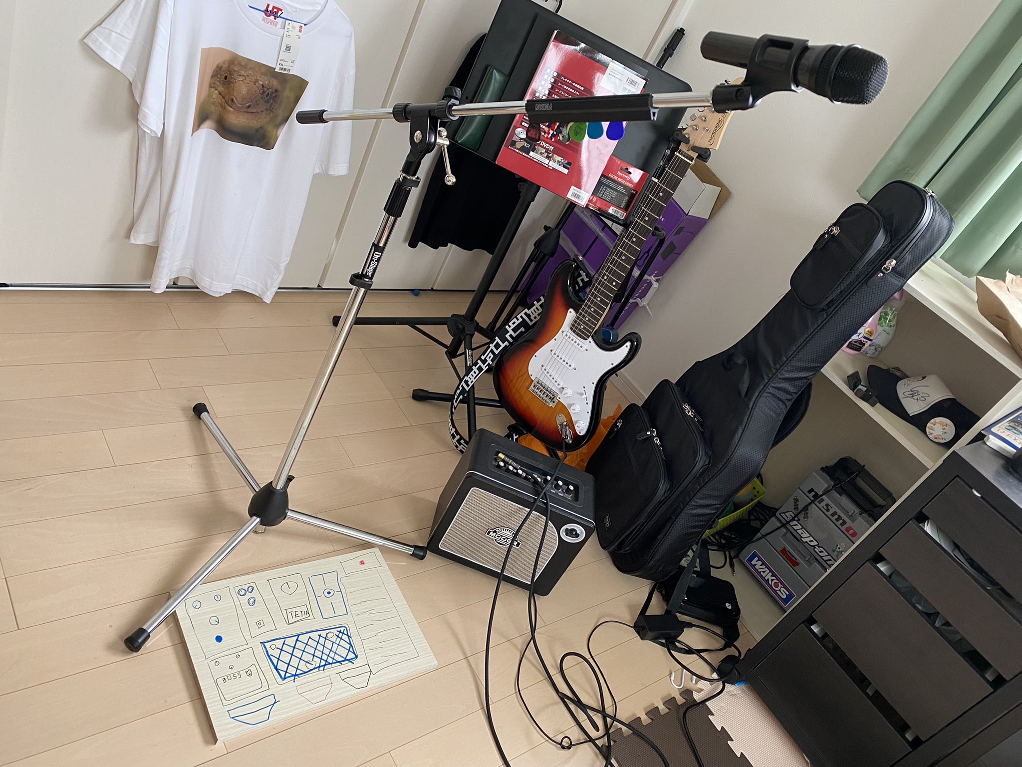 前橋のy Z Base 布袋寅泰さんに憧れている息子の部屋を覗いたら まだ買ってもらえないエフェクターが 木の板に書いてあった 小学生らしい 布袋寅泰 Boowy エレキギター エフェクター T Co Jshlshxouj Twitter