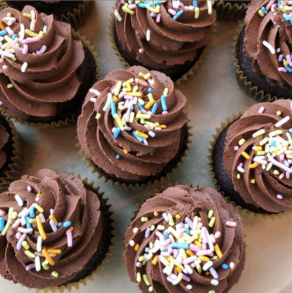 IndiaTree1's tweet image. These rich chocolate cupcakes with India Tree Carnival Sprinkles look divine! Thanks for the snack @kitchen.coffee.beacon #indiatree #chocolatecupcakes #summerfood #naturescolors #buttercream