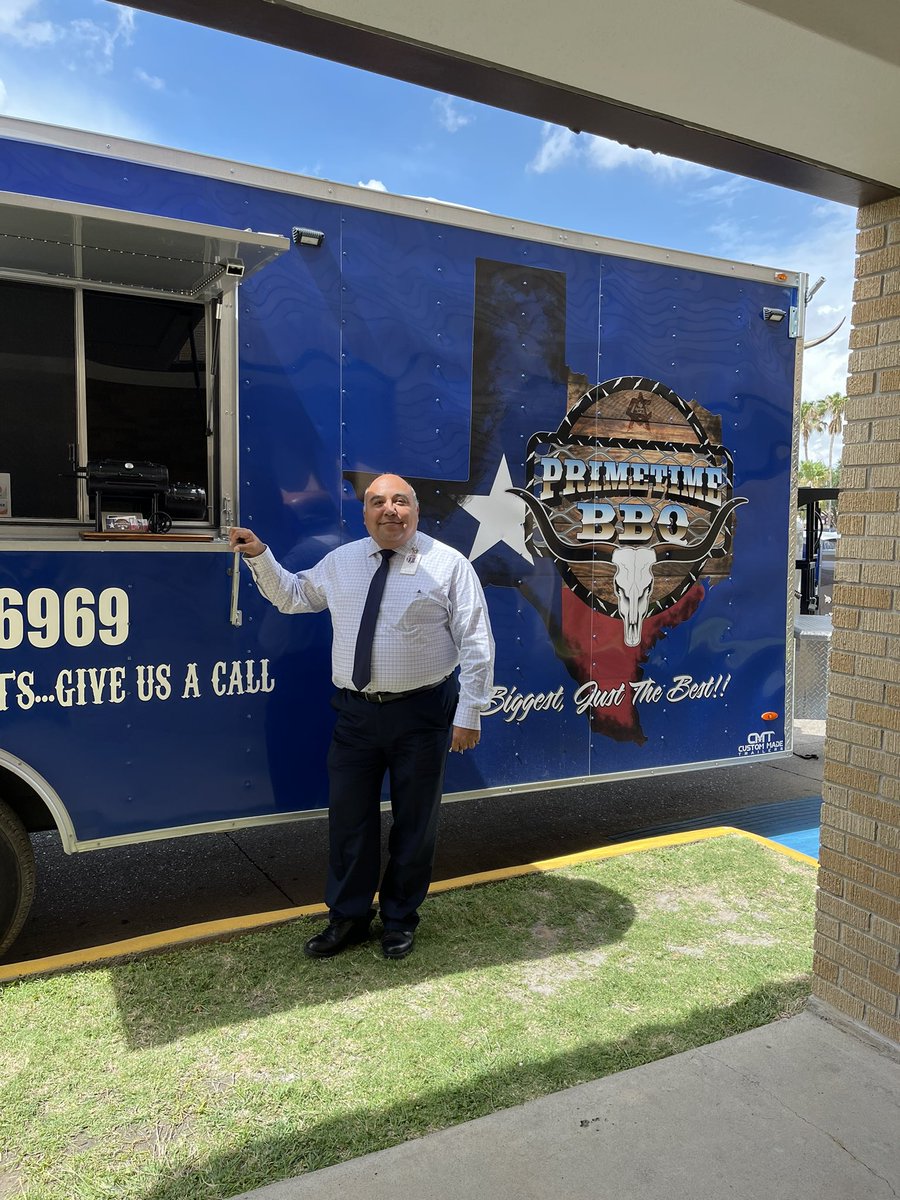 VernonMSWLA's tweet photo. Today we celebrated an #HCISDLegend Thank you @bandaj_jose for the impact you have made! #39yearsofservice #Makingadifference #ForeveraMustang @HarlingenCISD @ArelyRTamez https://t.co/uv3TKId9ea