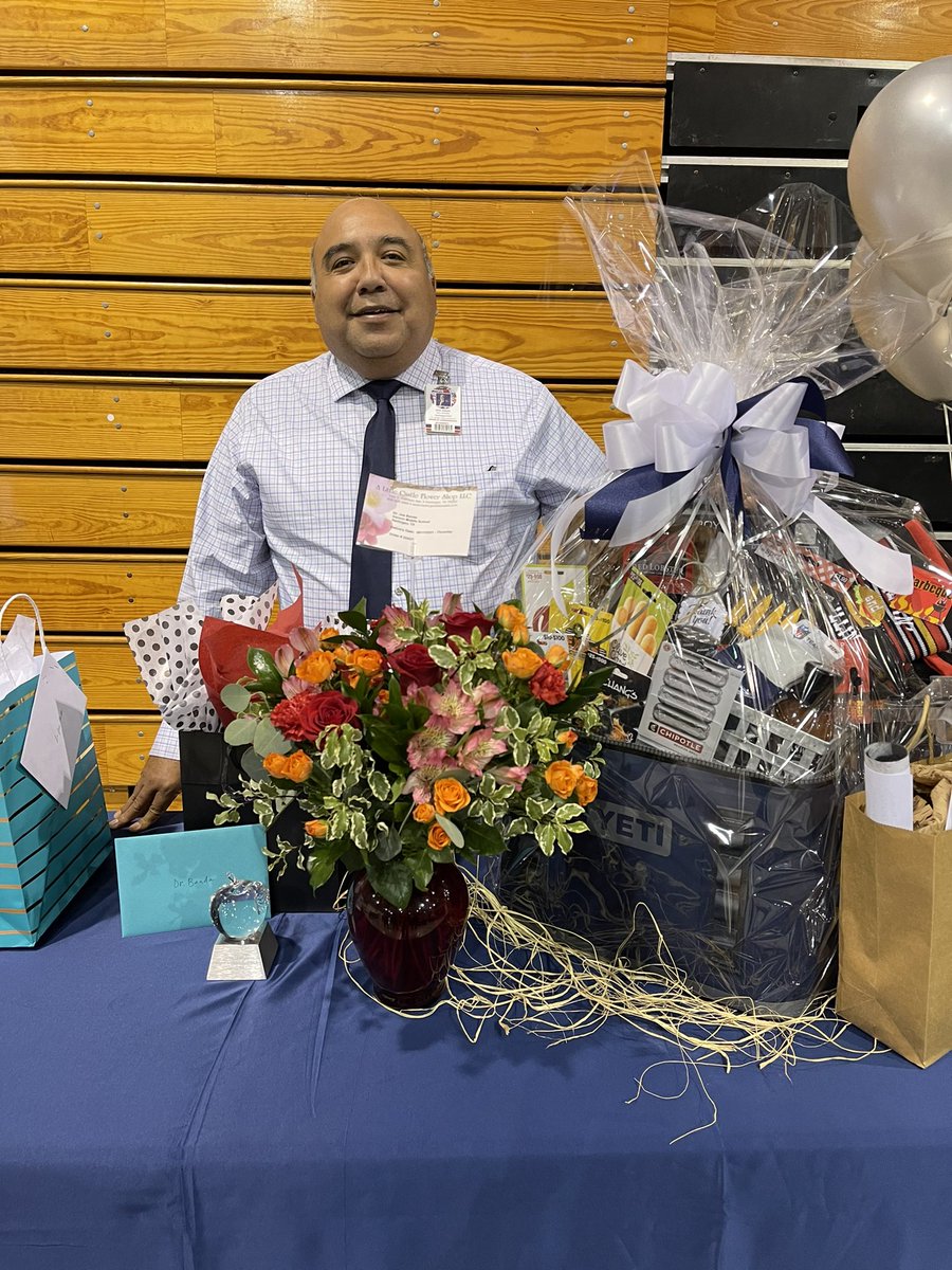VernonMSWLA's tweet photo. Today we celebrated an #HCISDLegend Thank you @bandaj_jose for the impact you have made! #39yearsofservice #Makingadifference #ForeveraMustang @HarlingenCISD @ArelyRTamez https://t.co/uv3TKId9ea