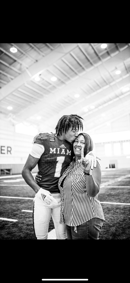 Therealreggie11's tweet photo. COMMITTED ❤️🤍! @IWMiamiFootball @Martin_Miami_HC #LLDAD #LLGMA #LLD2 💞 https://t.co/Lot6Gwz1ex