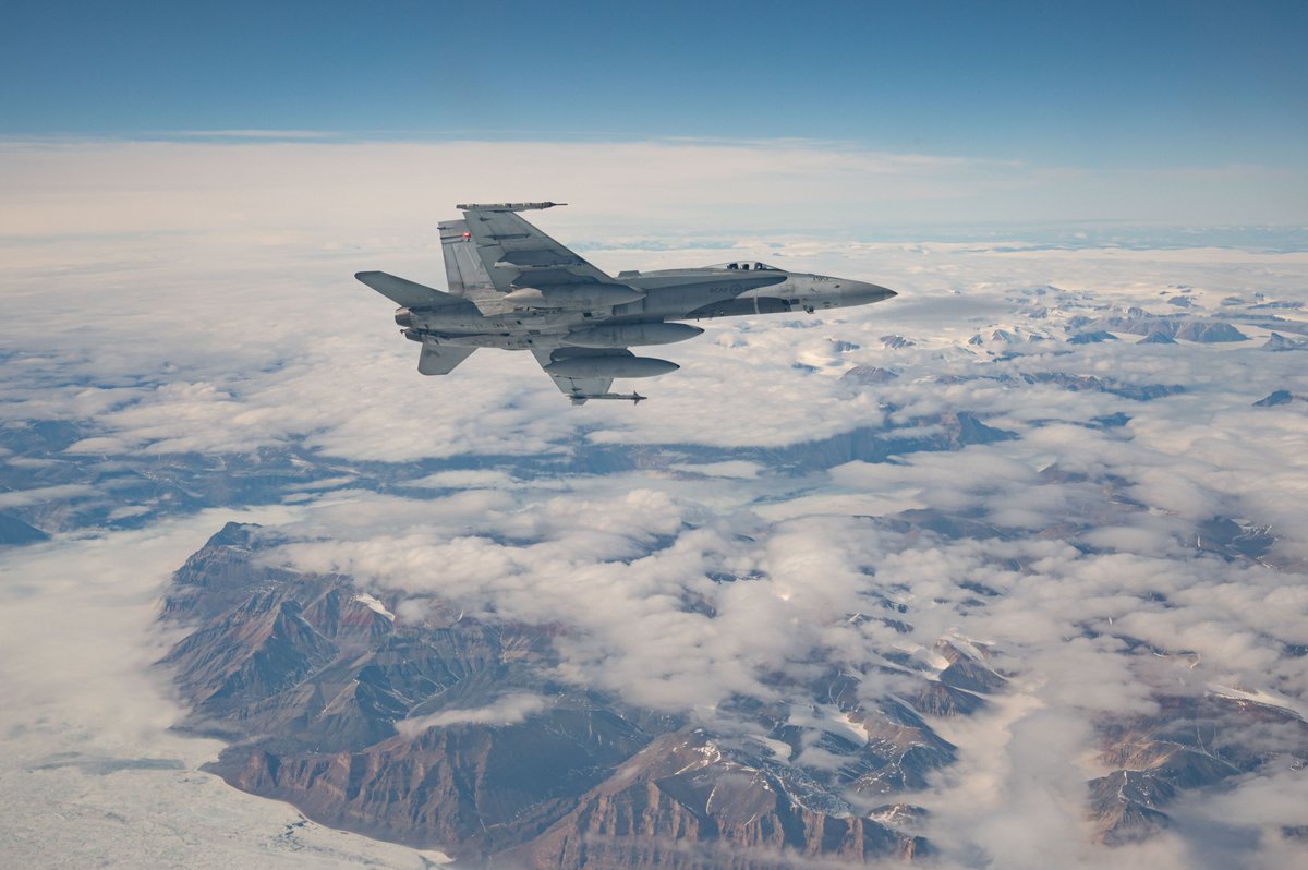 OperationsArc's tweet photo. Des CF-18s des #OperationsARC, qui décollent de #ThuleAB🇬🇱, mènent l’entraînement au-dessus de la #SFCAlert, pendant #AmalgamDart. SFC Alert🇨🇦 est le lieu habité en permanence, le plus au nord sur la planète. #PuissanceAérienneArctique #NousMontonsLaGarde @NORADCommand @ARC_RCAF https://t.co/OfCy1DpVO9