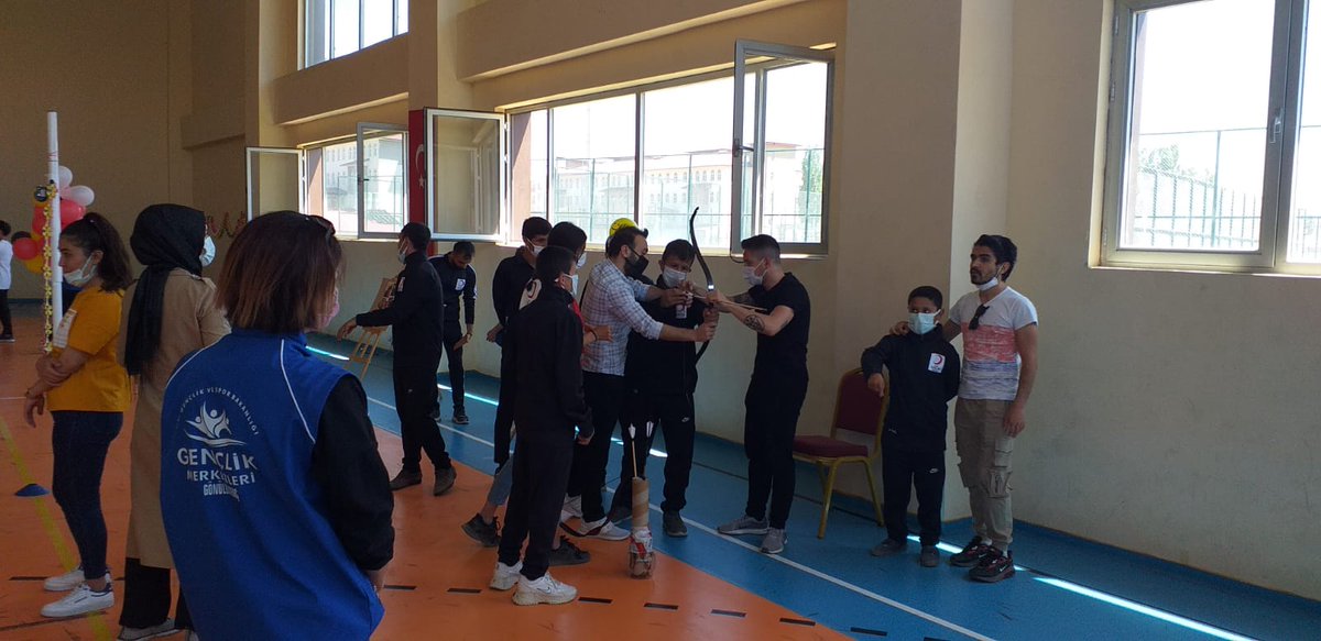 GSB_Patnos's tweet photo. Spor Engel Tanımaz dedik ve engelli kardeşlerimizi Gençlik Merkezi spor salonumuzda ağ��rladık. Gönüllü liderlerimiz ve Genç Kızılay gönüllülerimiz eşliğinde spor ve kültürel aktivitelerde bulundular. @kasapoglu @gencliksporbak @ismailcalgangsb @FatihALPASLAN04 @PatnosGM https://t.co/gljrzHNIfZ