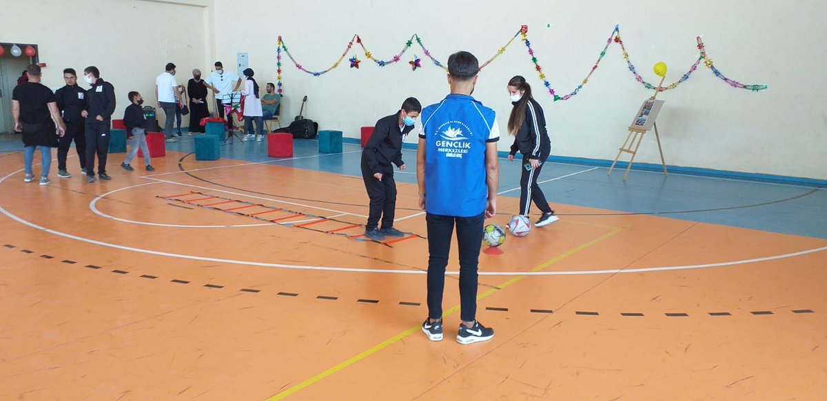 GSB_Patnos's tweet photo. Spor Engel Tanımaz dedik ve engelli kardeşlerimizi Gençlik Merkezi spor salonumuzda ağ��rladık. Gönüllü liderlerimiz ve Genç Kızılay gönüllülerimiz eşliğinde spor ve kültürel aktivitelerde bulundular. @kasapoglu @gencliksporbak @ismailcalgangsb @FatihALPASLAN04 @PatnosGM https://t.co/gljrzHNIfZ