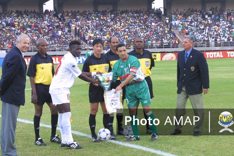 amelalMS's tweet photo. #مالي - #الجزائر: كأس أمم إفريقيا 2002.
🔚 آخر لقاء لـ عبد الحفيظ #تاسفاوت بقميص المنتخب الوطني.
😧 نهاية مأساوية لمشوار دام 12 عاماً (1990-2002)، للاعب يبقى حتى الآن هو أفضل هداف في تاريخ #الخضر بحصيلة: 36 هدفاً في 86 مباراة دولية.

#TeamDZ #Tasfaout #CAN2002 https://t.co/NgsqLM9ez4
