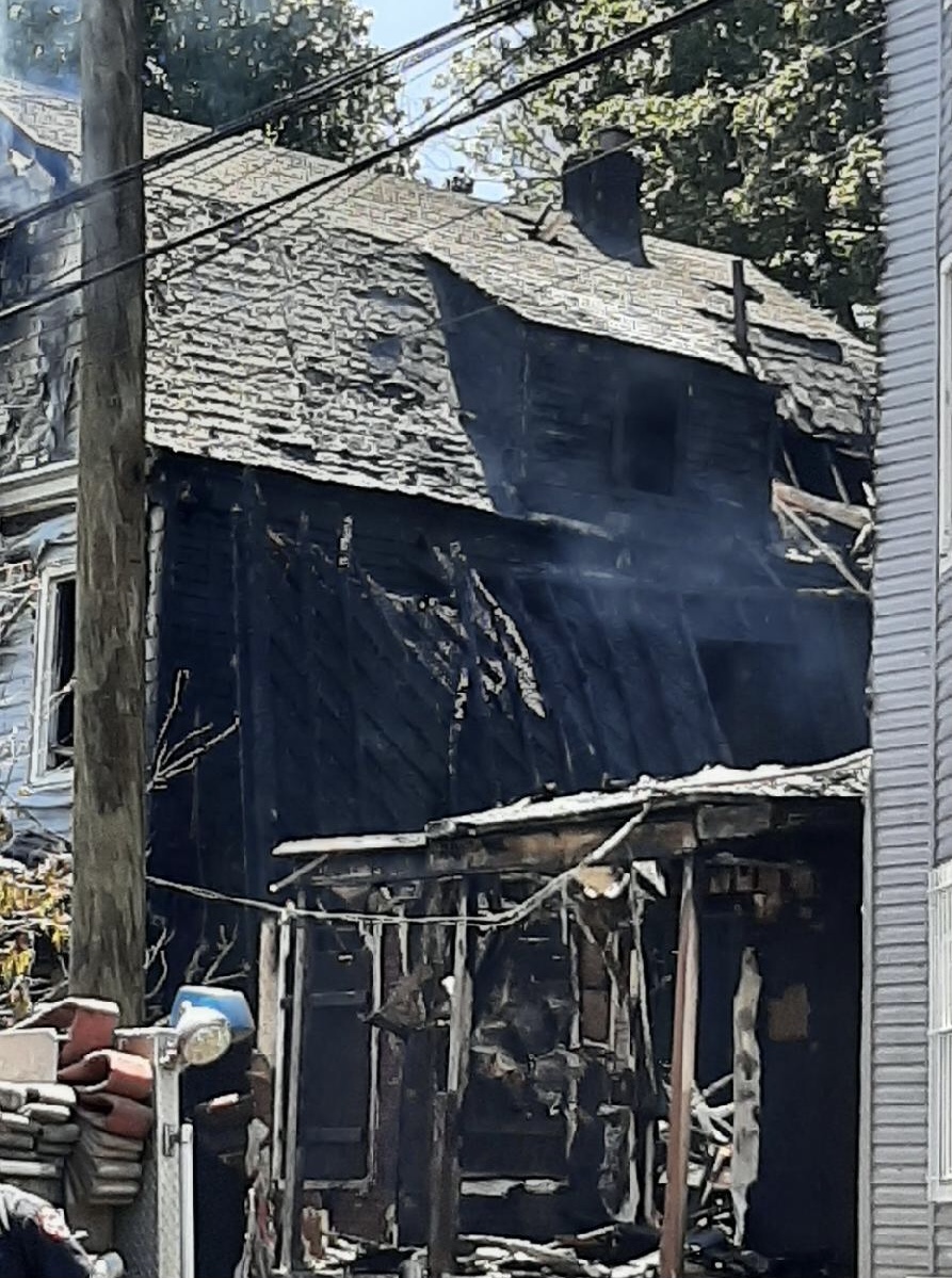 NJRedCross's tweet photo. Our disaster action team responded to a home #fire on 14th St., in #Newark, helping 20 people from 7 families, providing Red Cross emergency assistance for temporary lodging, food and clothing needs. https://t.co/PbSXNfM3Pu