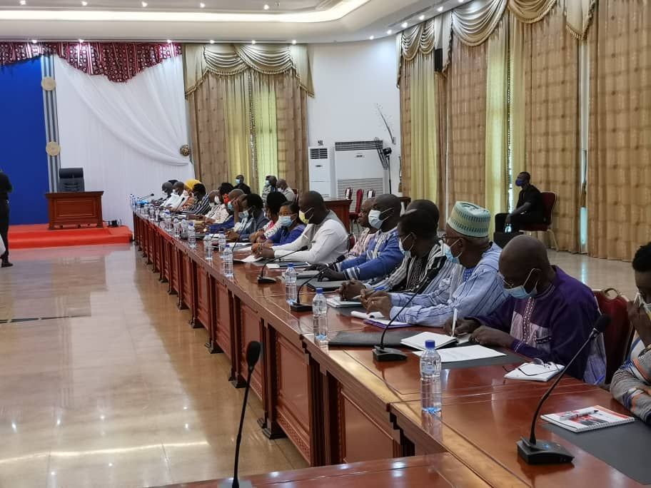 Après Bobo-Dioulasso où j'ai pris part à l'Atelier d'auto-évaluation et de formation des membres de la CODES de l'Assemblée Nationale, j'assiste depuis ce matin, au dialogue politique engagé par le Chef de l’Etat

Ce dialogue implique la majorité et l'opposition

Me GNO  17-06-21