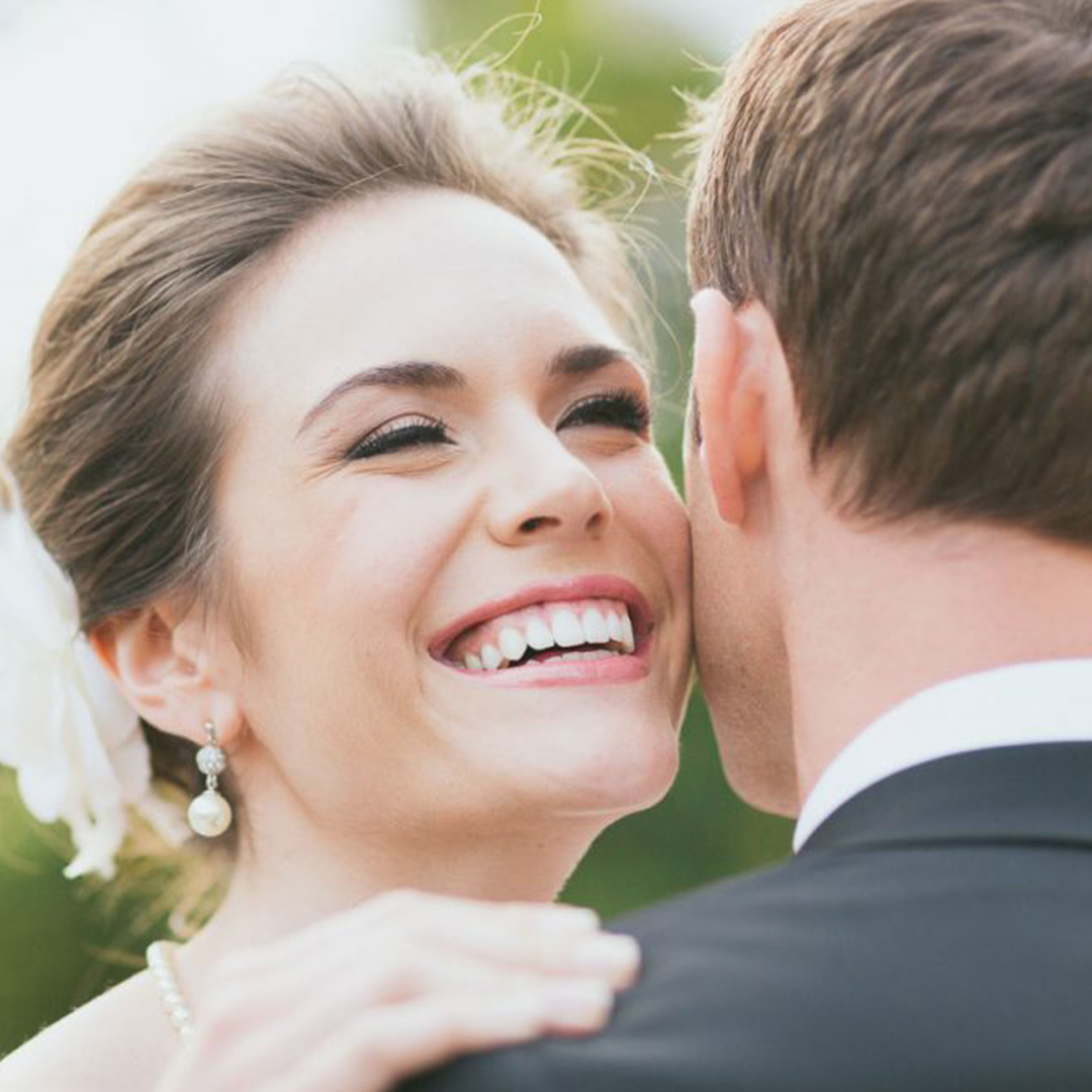 незабываемая улыбка. незабываемая улыбка. радостная женщина. свадебный макияж. красивые зубы.