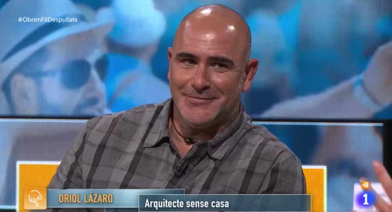 ObrimFil_TVE's tweet photo. Voleu saber com és fer un estiu permanent dalt d'un vaixell, amb la família?
Doncs no us perdeu la història de l'Oriol Lázaro, que va deixar la seva feina d'arquitecte i se'n va anar a fer la volta al món
Com era la convivència en un espai reduït?
#ObrimFilDespullats https://t.co/XTrUscrreN