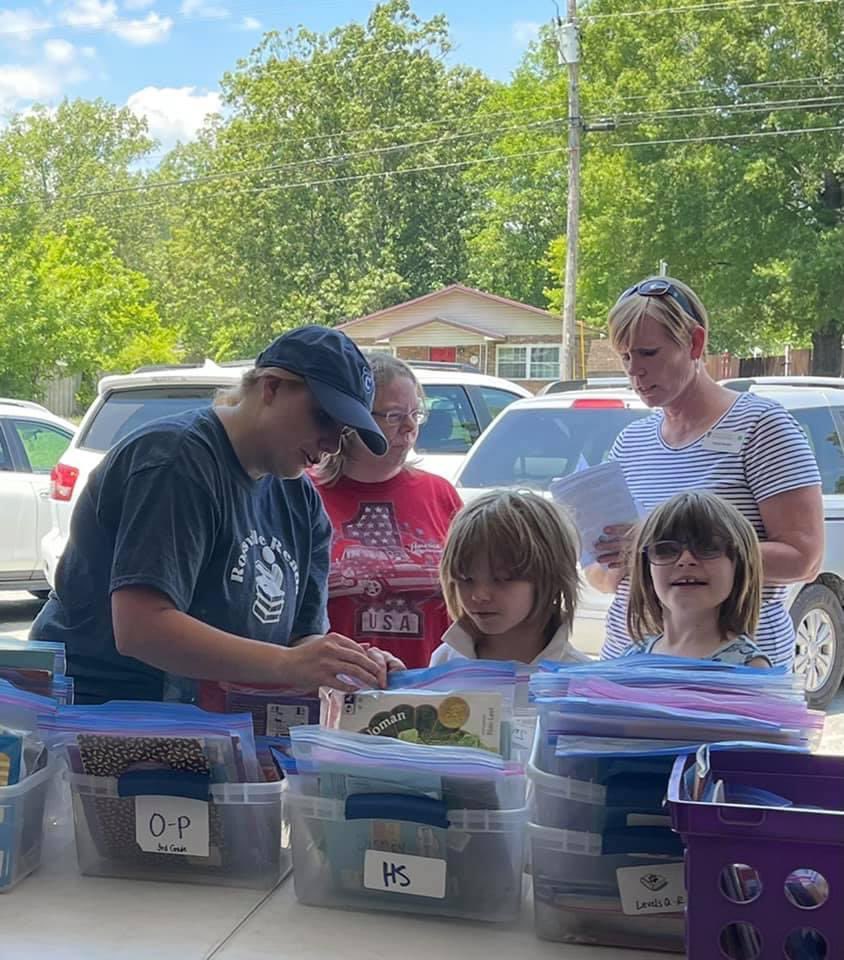 kscteach's tweet photo. Great first day of delivering books to Fairlane Oaks &amp; @SCETrailblazer! We gave out about 190 books. We saw students from SCE &amp; @RESBulldogs! Thanks to the WC 4H ladies who came out to help &amp; share some information with our parents. #readingmatters #getkidsbooks https://t.co/woERnkVO6t