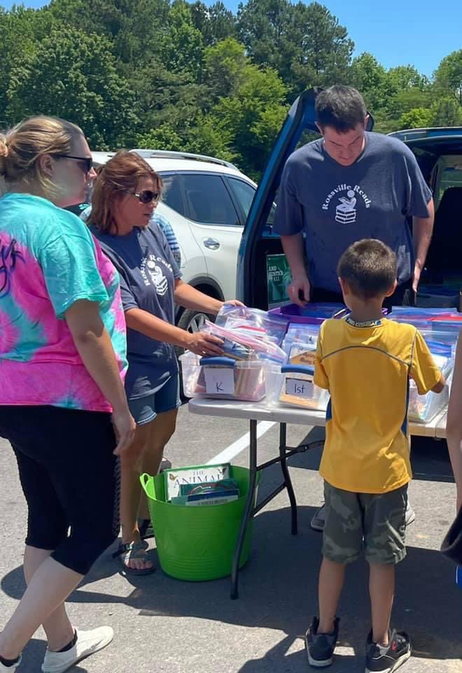 kscteach's tweet photo. Great first day of delivering books to Fairlane Oaks &amp; @SCETrailblazer! We gave out about 190 books. We saw students from SCE &amp; @RESBulldogs! Thanks to the WC 4H ladies who came out to help &amp; share some information with our parents. #readingmatters #getkidsbooks https://t.co/woERnkVO6t