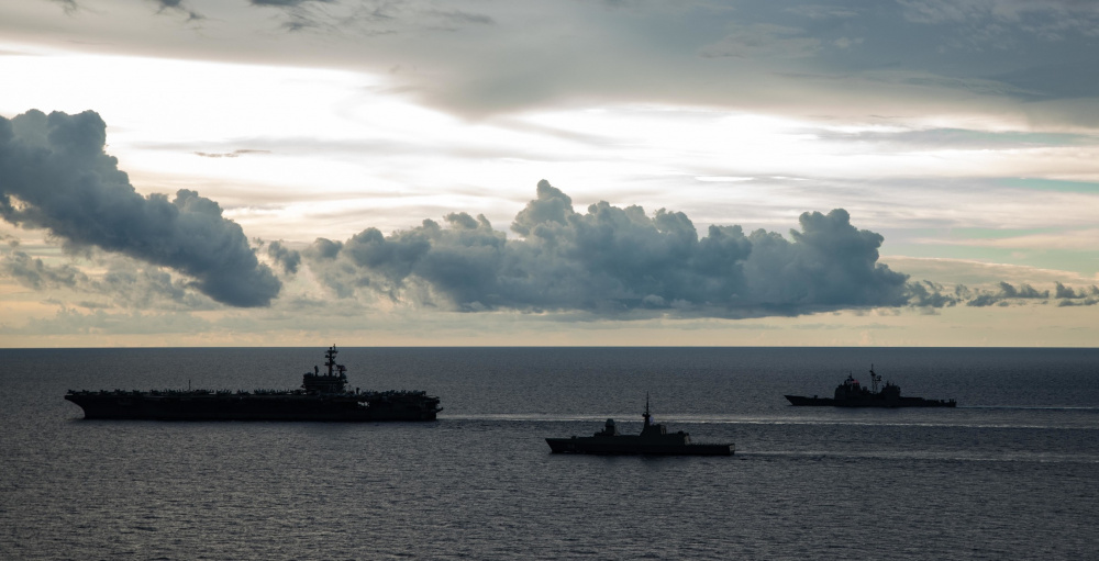 #USSRonaldReagan and USS Shiloh steam through the South China Sea with Singapore Navy stealth frigate RSS Intrepid #FriendsPartnersAllies