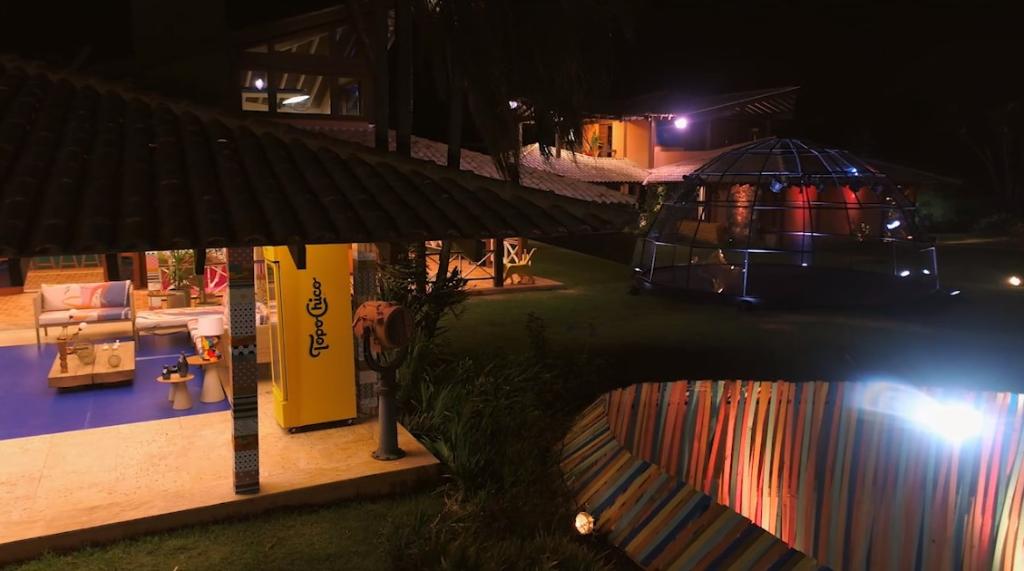 Últimas semanas de #DeFeriasCelebs e já bateu saudade! Ainda bem que hoje tem episódio inédito às 22h na companhia de #TopoChicoHardSeltzer! A perfeita contradição da água com gás + álcool pro #ExNaMTV ficar mais leve! E aí, topa? @MTVbrasil @MTVdeferiasbr  #BebaComModeracao