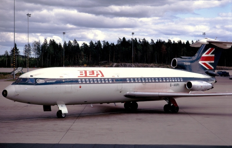 OnDisasters's tweet image. #OTD in 1972: BEA Flight 548, a Trident, crashes in Staines (England). All 118 aboard die, worst air disaster in UK. After takeoff, lift devices were prematurely retracted, inducing a superstall and loss of control. Factors: crew actions, F/O inexperience, Captain´s heart issues.