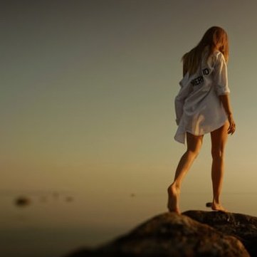 ada yang mencintai
setengah mati
memperjuangkan risalah cinta 
membabi buta

ada yang mencintai
setengah hati
memperjuangkan cinta semu semau mau

aku...
tak setengah mati
tak setengah hati

cintaku sepenuh nafasku
sepenuh hidupku
padaMu...
#CelahAwan