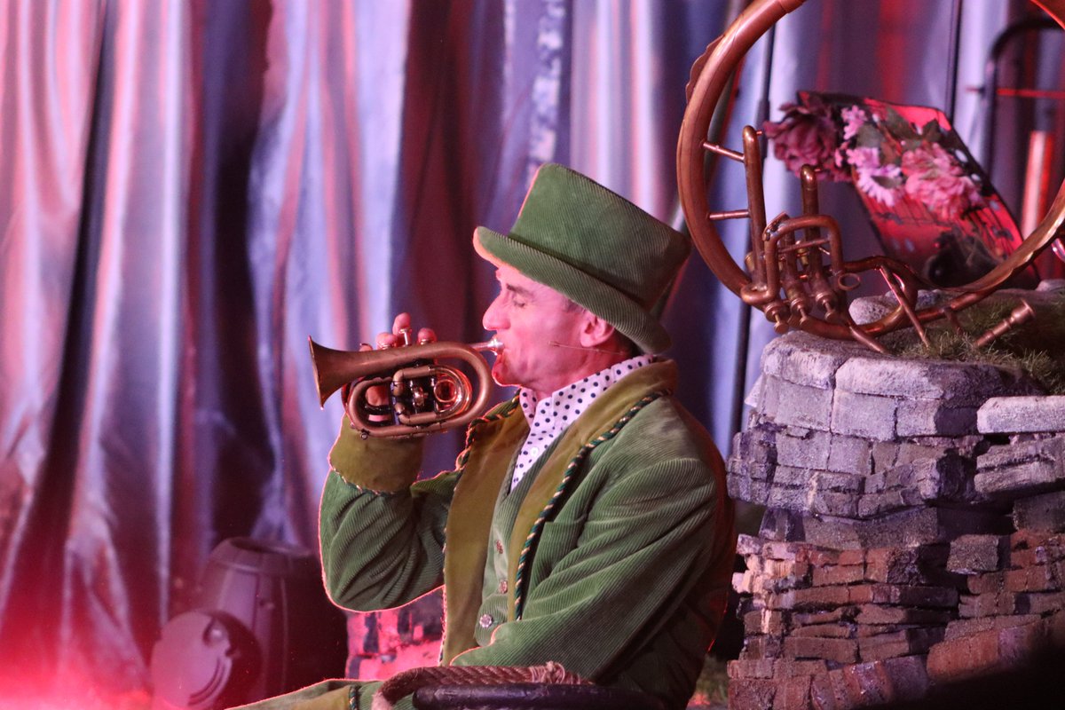 Cazlar123's tweet photo. As usual the wonderful @TweedyClown steals the show @giffordscircus - but we don't mind because he's our favourite 🥰
#okeef 🤣🤹♂️🎪 https://t.co/BzlgFL4G0A