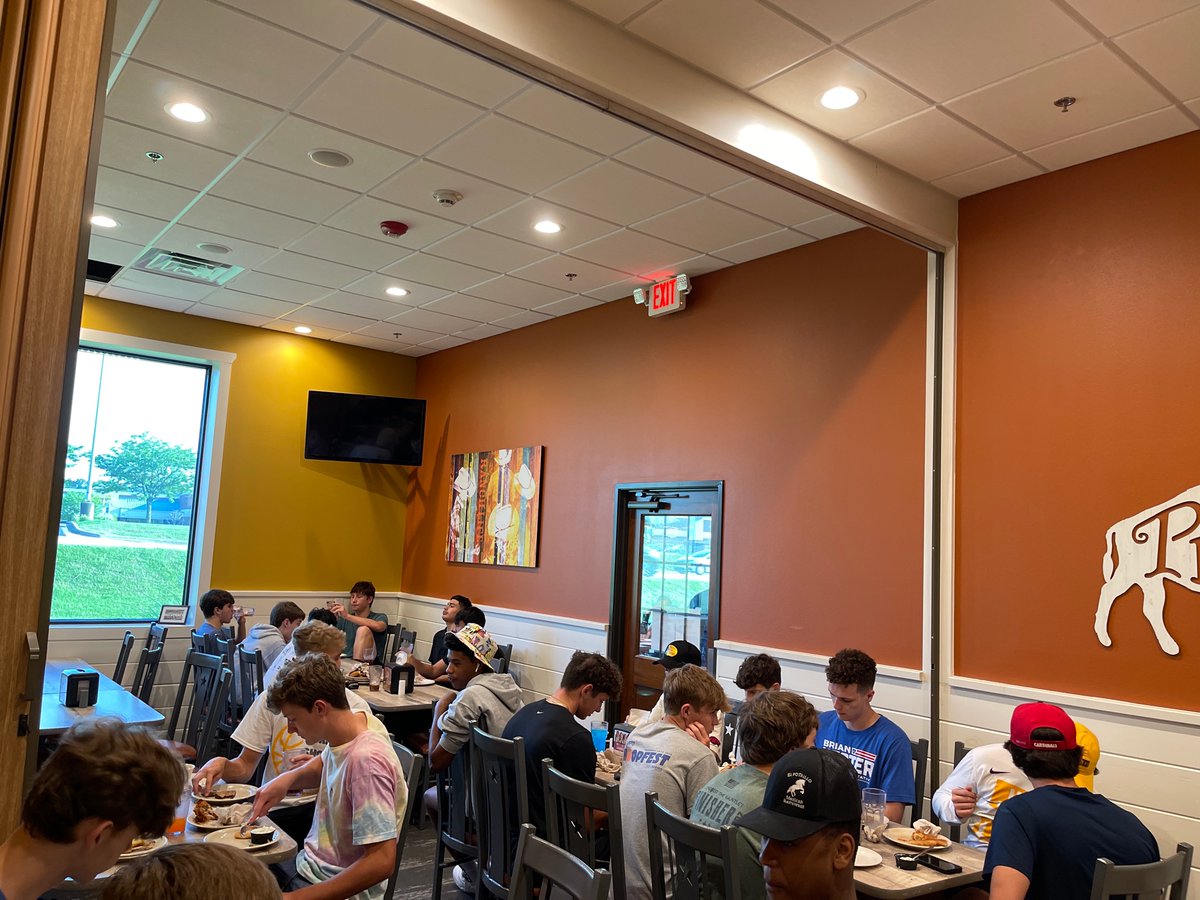 CoachASimmons's tweet photo. Thank you @PizzaRanch for taking care of us tonight for our TEAM Meal in @BransonMONews.  Guys really tested your claim of having the “Country’s Best” Chicken!!! #secondsandthirds
#FAMILY #BROTHERS #Culture https://t.co/siyiHs7OmJ