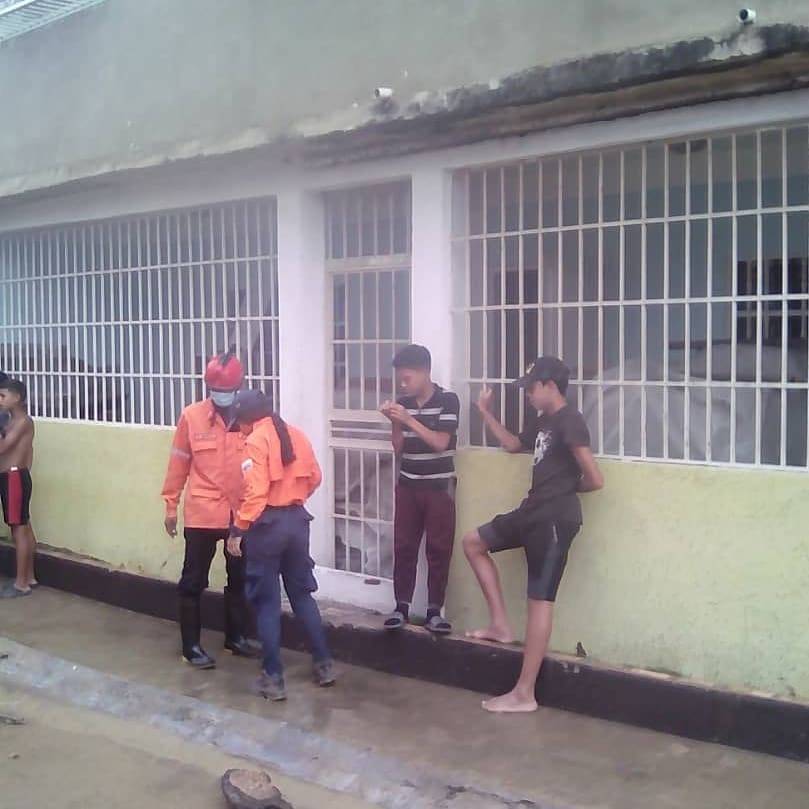 PC_BNA's tweet photo. Atendiendo al llamado del ven 911, una comisión dirigida por el CGPC Williams Guacarán y el jefe de gestión de riesgos William Jiménez realizó una inspección que constató la ruptura de una tubería de agua blanca en el sector los Jardines, adyacente a la UDO, Barcelona. G.A / J.G https://t.co/GIeq3B7u0g
