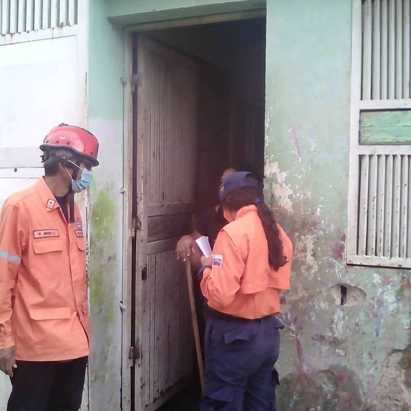 PC_BNA's tweet photo. Atendiendo al llamado del ven 911, una comisión dirigida por el CGPC Williams Guacarán y el jefe de gestión de riesgos William Jiménez realizó una inspección que constató la ruptura de una tubería de agua blanca en el sector los Jardines, adyacente a la UDO, Barcelona. G.A / J.G https://t.co/GIeq3B7u0g