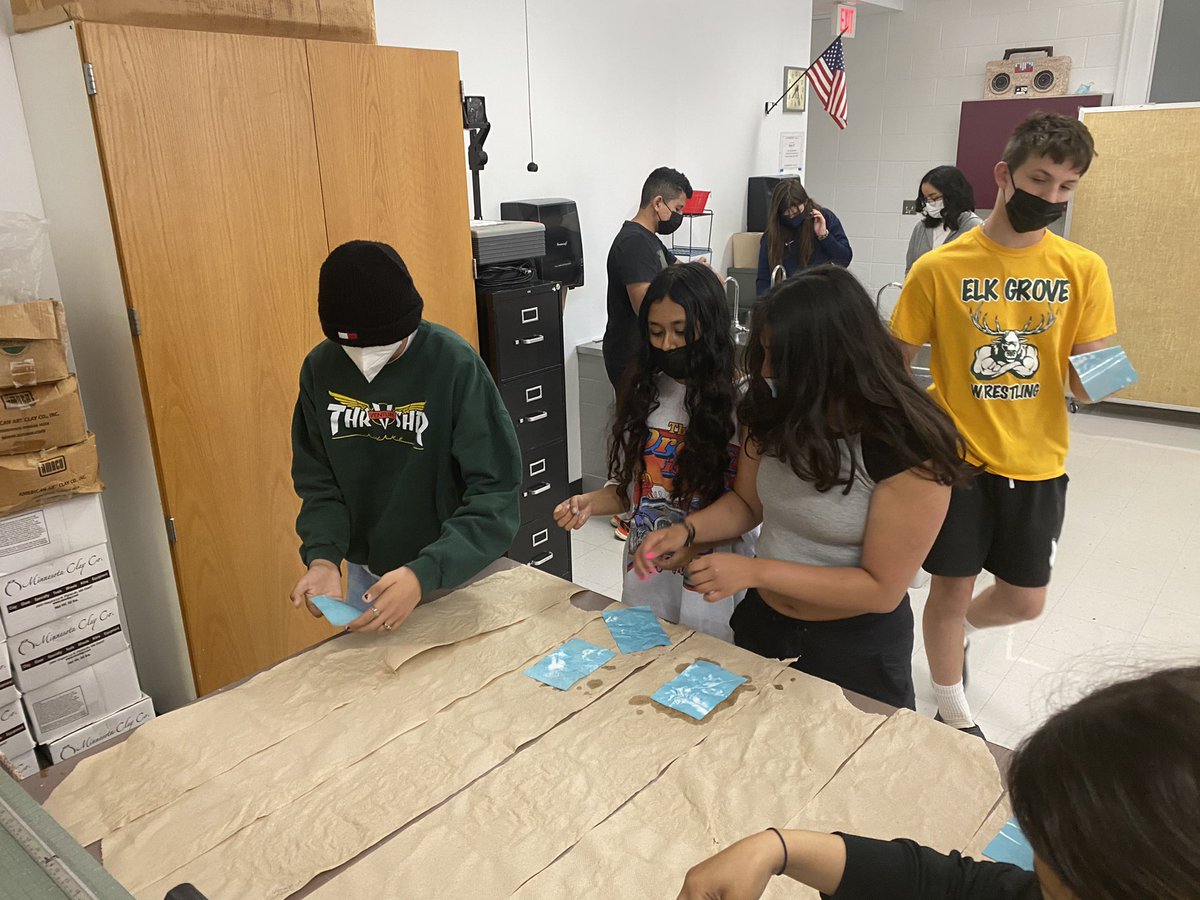 anthonytcomo's tweet photo. Already 2 weeks of the Bridge Program are complete! Only one to go. Thanks to RMHS Art/Photo teacher, Cathy Pach, for her engaging photography activity and presentation. @District214 @RMHSMUSTANGS @theArtDeptRMHS @MLuckritz @D214Knight @PattyMerris https://t.co/HLnwpjHZio