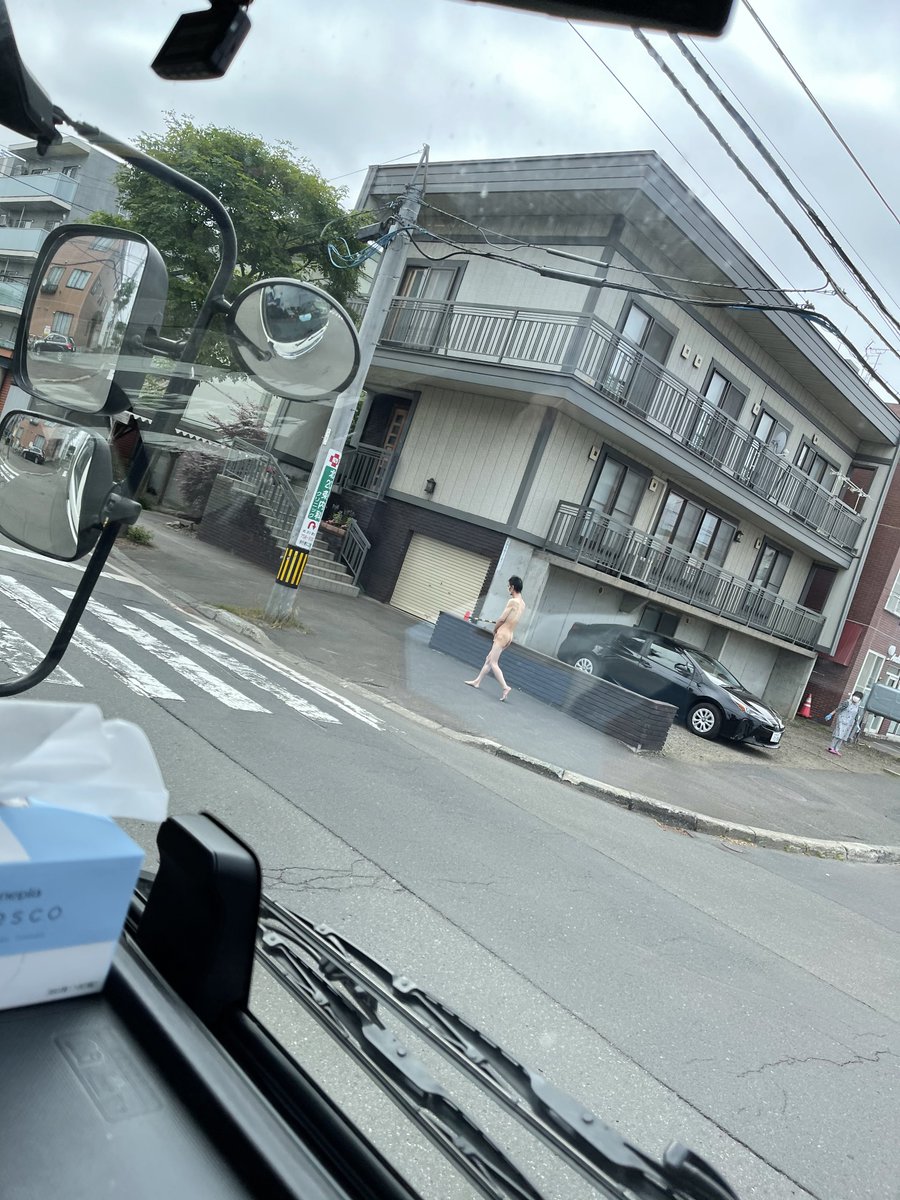 北海道のヒグマ捕獲の図に 屋根の上にたたずむ ニンジャがいる とざわつく ニンジャナンデ シュールすぎる Togetter 北海道のヒグマ捕獲の図に 屋根の上にたたずむ ニンジャがいる とざわつく ニンジャナンデ シュールすぎる Togetter